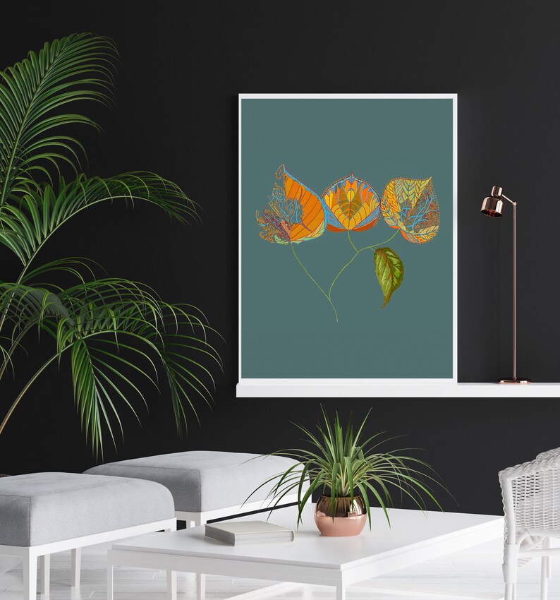 K&ouml;nnte beinhalten: Ein gerahmter Druck einer botanischen Illustration mit drei stilisierten Bl&auml;ttern in Orange-, Gelb- und Blaut&ouml;nen vor einem blaugr&uuml;nen Hintergrund.