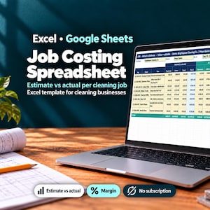 Könnte beinhalten: Ein Laptop zeigt eine Excel- und Google Sheets-Kalkulationstabelle für Reinigungsunternehmen. Der Bildschirm zeigt Spalten für geplante und tatsächliche Kosten. Der Text lautet "Excel • Google Sheets Job Costing Spreadsheet".
