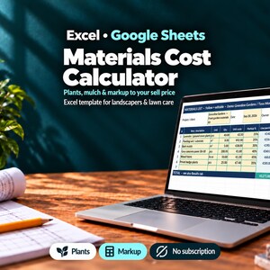 Op de afbeelding: Een laptop met een Excel- en Google Sheets-sjabloon voor het berekenen van materiaalkosten voor hoveniers. Het scherm toont een materiaallijst met kolommen voor artikelen, hoeveelheden, eenheidskosten en marges. Een geel potlood en blauwdrukken liggen op het bureau.