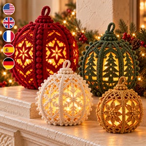 Può includere: Quattro ornamenti sferici all'uncinetto in rosso, verde, crema e oro. L'ornamento rosso presenta motivi a stella, quello verde mostra motivi ad abete, quello crema ha disegni a fiocco di neve e quello oro mostra motivi floreali. Ognuno è illuminato dall'interno.
