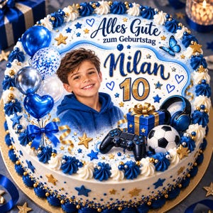 Könnte beinhalten: Eine runde Geburtstagstorte mit blau-weißer Glasur, verziert mit dem Foto eines lächelnden Jungen, dem Text Alles Gute zum Geburtstag Milan 10, blauen Luftballons, einem Geschenk, einem Gamecontroller, Kopfhörern und einem Fußball.
