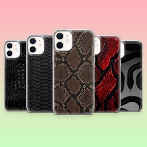 Op de afbeelding: Vijf smartphonehoesjes op een rij, elk met een eigen patroon. De ontwerpen omvatten een zwarte krokodillenleertextuur, zwarte slangenleer, bruine slangenleer, rode slangenleer en een zwarte slangenillustratie op een transparante achtergrond.