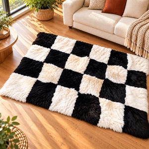 Patchwork-Teppich aus schwarzem und weißem Schaffell, Echter Schaffellteppich, Handgefertigter Wollteppich, Moderne Boho-Wohndekoration