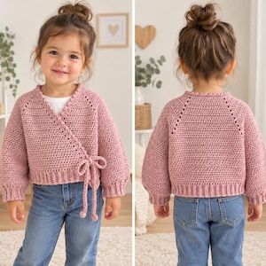 Peut inclure: Un gilet cache-cœur en crochet rose poudré avec des manches longues à poignets côtelés, un ourlet côtelé et une fermeture à nouer sur le côté. Le vêtement présente un motif texturé et des coutures raglan, vu de face et de dos.