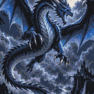 Può includere: Un'illustrazione dettagliata in pixel art di un grande drago blu scuro con artigli affilati e ali spiegate, che vola attraverso un cielo notturno nuvoloso. Una luna piena luminosa illumina la scena, proiettando luce su un castello scuro.