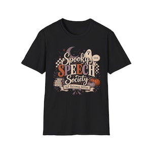 Peut inclure: Un t-shirt noir à manches courtes avec une impression graphique portant le texte Spooky Speech Society SLP Halloween Edition. Le motif comprend une pile de livres, un fantôme, une bulle de dialogue, des citrouilles, un croissant de lune et un damier.