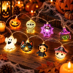 Peut inclure: Une guirlande lumineuse LED sur le thème d'Halloween composée de diverses figurines éclairées, dont une citrouille, une momie, une araignée dans sa toile, une sorcière, un fantôme, un chat noir, une faucheuse et un crâne de pirate, reliées par un fil.