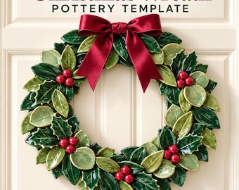 Pode incluir: Um modelo de cerâmica de guirlanda de Natal em download digital com uma guirlanda circular de folhas de azevinho verde brilhante e bagas vermelhas, com um laço de cetim vermelho escuro. O texto diz: Christmas Wreath Pottery Template.