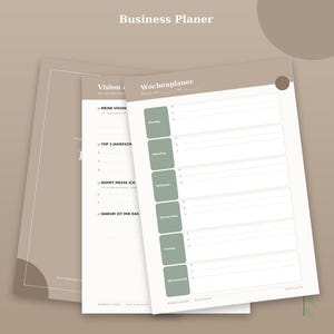 Könnte beinhalten: Ein Business Planer Set mit mehreren Seiten in Taupe und Weiß. Die Seiten enthalten Abschnitte mit den Bezeichnungen Business Planer, Vision und Wochenplaner sowie grüne rechteckige Blöcke für die Wochentage und linierte Felder.