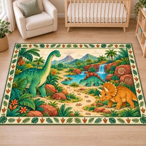 Könnte beinhalten: Ein rechteckiger Teppich mit einer prähistorischen Landschaft, die einen großen grünen Langhalsdinosaurier, einen kleineren grünen Stegosaurus und einen orangefarbenen Triceratops zeigt. Die Szene umfasst einen Pfad, einen Wasserfall und einen Vulkan.