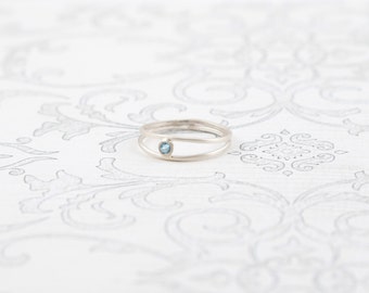 Anillo de aguamarina de doble banda de plata esterlina