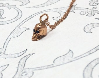 Collar de calavera de oro rosa de 14k con ojos de zafiro