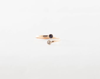 Anillo de oro amarillo de 14 quilates con diamantes blancos y negros