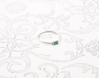 Anillo baguette de plata de ley con esmeralda