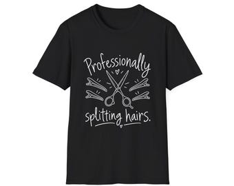 Könnte beinhalten: Ein schwarzes T-Shirt mit kurzen Ärmeln und einem weißen Grafikdruck, der eine Schere umgeben von vier Haarclips zeigt. Der Text "Professionally splitting hairs." ist in einer weißen Handschrift-Schriftart über und unter der Schere gedruckt.