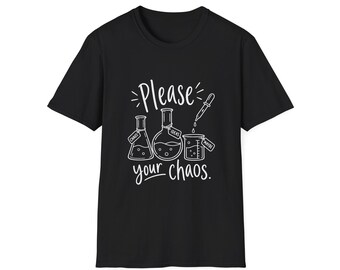 Könnte beinhalten: Ein schwarzes kurzärmeliges T-Shirt mit einer weißen Grafik aus drei Laborbechern und einer Pipette. Der Text "Please" steht über der Grafik und "your chaos." darunter, ergänzt durch kleine Etiketten mit der Aufschrift "CHAOS", "IDEAS" und "MAYBE".