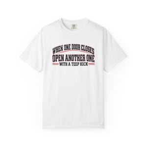 När en dörr stängs, öppna en annan med en Teep Kick-t-shirt | Rolig citat-t-shirt