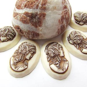 VINTAGE 25x18mm Oval Cameo Glass Cabochon From Western Germany