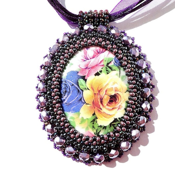 Beadwork Rose Collier Perle Brodé Fleur Pendentif Violet Bijoux 40 x 30 mm Porcelaine Camée OOAK Prêt à expédier