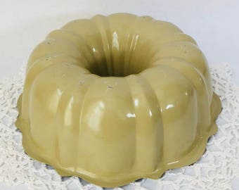 bundt cake pan vintage baking dish avocado green kitchen decor wall hanging