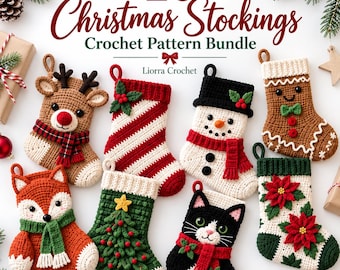 Op de afbeelding: Een collectie van acht gehaakte kerstsokken met diverse ontwerpen waaronder een rendier, zuurstokstrepen, een sneeuwpop, een peperkoekmannetje, een vos, een kerstboom, een zwarte kat en kerststerren, met de tekst 20 Christmas Stockings Crochet Pattern Bundle Liorra Crochet.