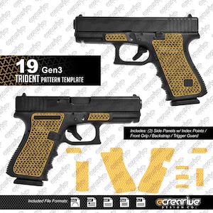 Op de afbeelding: Een zwart semi-automatisch pistool met een geel drietandpatroon op de grip. De afbeelding toont het vuurwapen vanuit twee hoeken met aangebrachte zelfklevende panelen. Tekst bevat 19 Gen3 TRIDENT PATTERN TEMPLATE en Includes (2) Side Panels w/ Index Points / Front Grip / Backstrap / Trigger Guard.