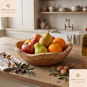 K&ouml;nnte beinhalten: Eine gro&szlig;e, rustikale Holzschale mit nat&uuml;rlichem Rand, gef&uuml;llt mit frischem Obst, darunter rote &Auml;pfel, gr&uuml;ne und gelbe Birnen sowie leuchtend orangefarbene Zitrusfr&uuml;chte. Daneben liegen zwei Holzl&ouml;ffel, eine Leinen-Serviette und Olivenzweige.