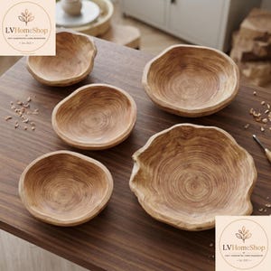 K&ouml;nnte beinhalten: Vier Holzschalen mit unregelm&auml;&szlig;igen, organischen Formen und sichtbarer Maserung. Die Schalen variieren in der Gr&ouml;&szlig;e und haben glatte, geschnitzte Innenfl&auml;chen. Kleine Holzsp&auml;ne sind auf der braunen Oberfl&auml;che verstreut.