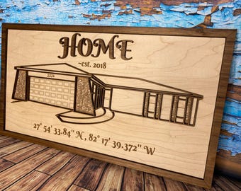 Peut inclure: Une enseigne murale rectangulaire en bois avec un fond en bois clair et un cadre en bois foncé. L'enseigne affiche le mot HOME, le texte est. 2018, une illustration de maison découpée au laser avec le numéro 2224 et des coordonnées.
