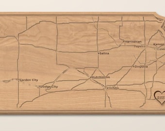 Peut inclure: Une décoration murale en bois clair en forme de l'État du Kansas, avec des routes et des noms de villes gravés au laser comme Garden City, Dodge City, Salina et Wichita, ainsi qu'un petit cœur avec des coordonnées dans le coin.