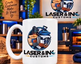 Peut inclure: Un mug en céramique blanc orné d'un motif circulaire représentant des équipements de gravure laser et de presse à chaud, avec divers objets vierges. Le texte LASER & INK CUSTOMS est imprimé en noir et bleu sous le motif.