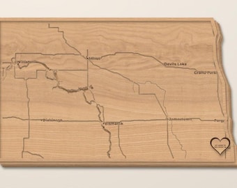 Peut inclure: Une décoration murale en bois clair découpée à la forme de l'État du Dakota du Nord, avec des frontières, des rivières et des noms de villes gravés au laser, notamment Williston, Minot, Devils Lake, Grand Forks, Dickinson, Bismarck, Jamestown et Fargo.