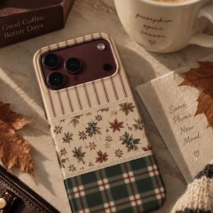 Puede incluir: Una funda para smartphone con un diseño de tres partes: una sección superior con rayas verticales en crema y marrón, una sección central con fondo crema y pequeños patrones de hojas marrones y verdes, y una sección inferior con un patrón de cuadros.