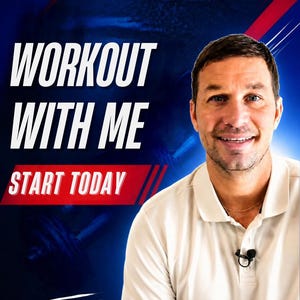 Op de afbeelding: Een glimlachend persoon in een lichtgekleurd poloshirt met een kleine dasspeldmicrofoon bevestigd. De achtergrond bevat vetgedrukte witte tekst met de woorden WORKOUT WITH ME en START TODAY tegen een donkerblauw en rood grafisch ontwerp.