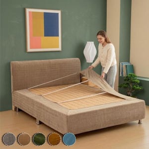 Puede incluir: Un marco de cama tapizado en color beige con cabecero a juego y una funda de colchón beige texturizada. La cama presenta una forma rectangular con patas bajas y se muestra con cinco muestras de color circulares en gris, beige, verde, marrón y azul.