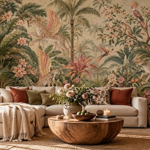 Pode incluir: Uma sala de estar com um grande sofá modular bege com almofadas em tons de ferrugem e verde-oliva, uma mesa de centro redonda de madeira e um mural de parede retratando uma selva exuberante com leopardos alados, palmeiras e aves exóticas.