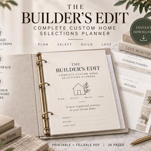 Könnte beinhalten: Ein beigefarbener Ringordner mit einem Planer für individuelle Hausauswahlen namens The Builder's Edit. Das Deckblatt zeigt ein Haussymbol sowie Textfelder für Projekt, Bauunternehmer und Startdatum. Weitere Seiten zeigen Innenausstattungen.