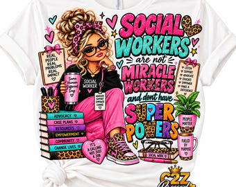 Puede incluir: Una camiseta blanca con una ilustración gráfica de una persona con cabello rubio, gafas y diadema de leopardo. El texto dice: SOCIAL WORKERS are not MIRACLE WORKERS and dont have SUPER POWERS. Incluye libros, un portapapeles y corazones.