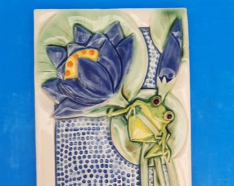Handgefertigte Fliese mit Lotus und Frosch im Kunst- und Handwerksstil