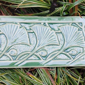 Artes y manualidades, estilo misión, azulejos de metro de ginkgo