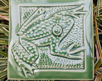 Rana de montaña estilo Arts and Crafts, azulejo hecho a mano