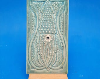 Azulejo de calamar hecho a mano, estilo artes y manualidades