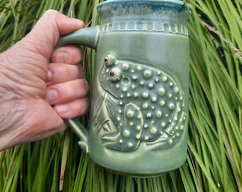 Taza de sapo hecha a mano: estilo artesanal.
