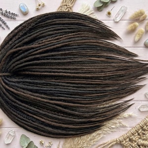 Extensiones de rastas bohemias marrones: rastas finas con puntas sueltas, rastas de una o dos puntas.