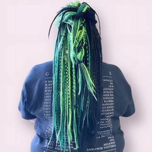 Rastas sintéticas en negro y verde, rastas de doble punta y de una sola punta, rastas De-Se, rastas falsas coloridas personalizadas para festivales.