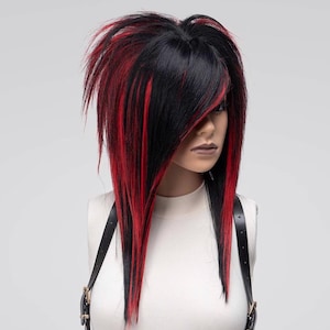 Svart peruk röd, scenperuk emo, lurvig peruk med sidodel, taggig peruk med medellängd, alternativ peruk med goth, visuell kei-peruk med rockermönster.