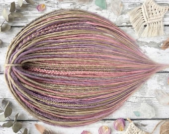 Extensiones de rastas en tonos pastel y rubios: rastas sintéticas finas con puntas sueltas, de una o dos puntas.