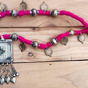 Antique grande amulette argentée tribale d&#39;Asie centrale islamique et collier de chaîne de talisman-collier tribal afghan-collier rose boho