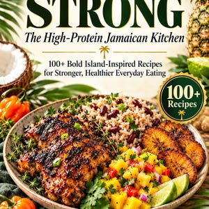 Op de afbeelding: Een kookboek getiteld YAAD STRONG The High-Protein Jamaican Kitchen met 100+ recepten. De kaft toont een bord met gekruide kip, rijst met bonen, mangosalsa en gebakken bakbanaan met partjes limoen.
