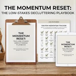 Könnte beinhalten: Das digitale Download-Set The Momentum Reset: The Low-Stakes Decluttering Playbook enthält ein Klemmbrett mit Titelseite, einen 100-Punkte-Tracker, ein Tablet mit dem Cover, einen Bambus-Organizer mit Textilien, eine Tasse und zwei Beutel mit der Aufschrift Donate.